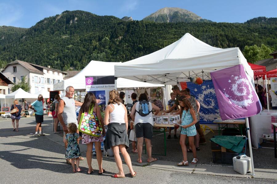 - © Parc national des Ecrins. Stand marché - © Parc national des Ecrins.