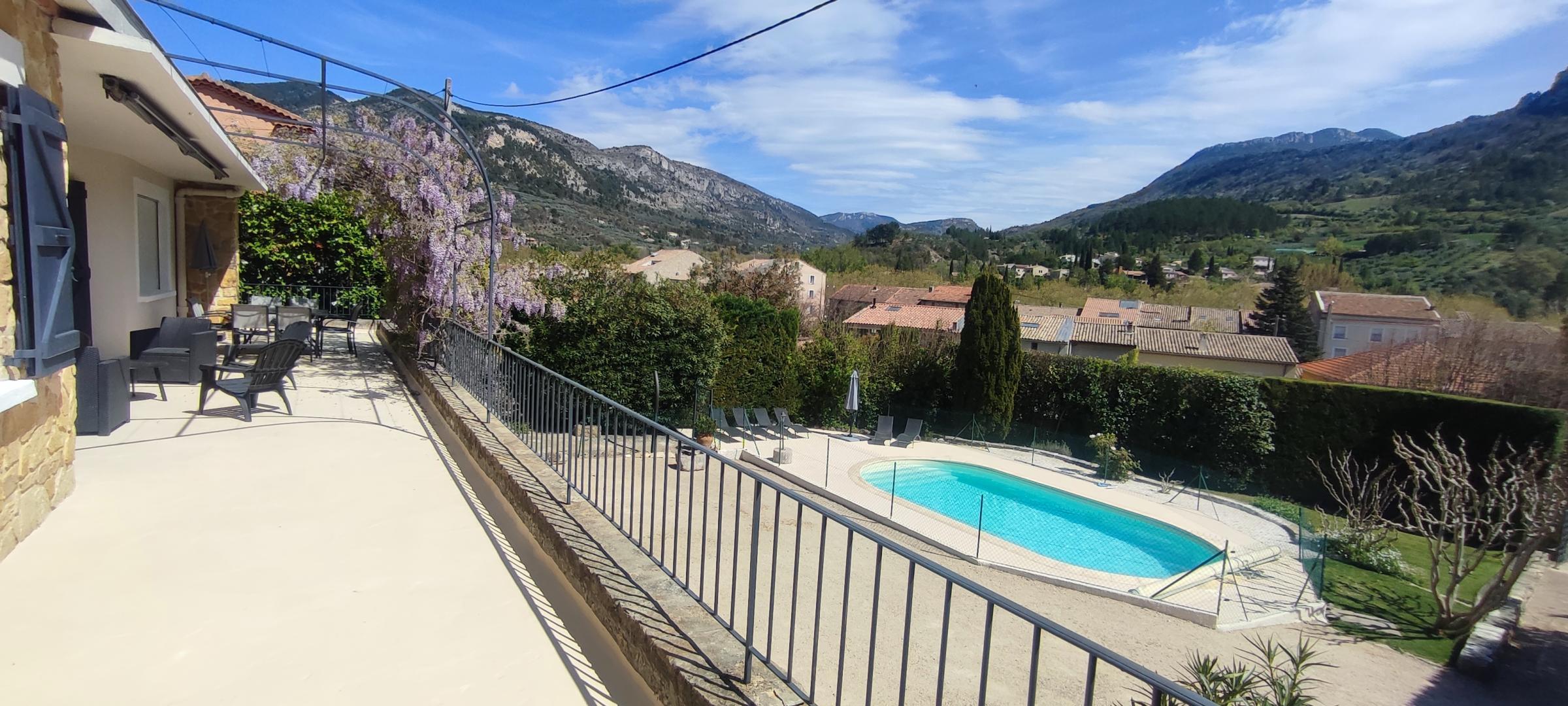 Terrasse avec vue sur la piscine