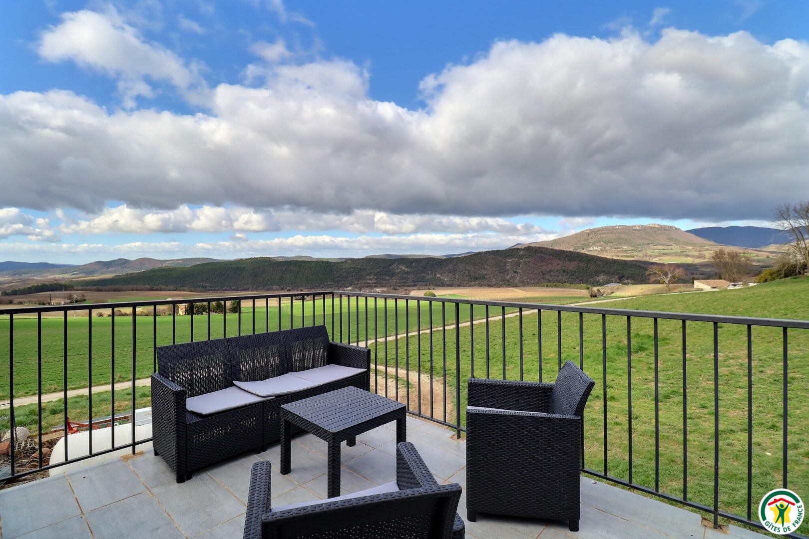 Terrasse privative, vue dégagée sur la campagne et les montagnes