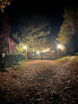 L'entrée et l'allée sont bien illuminés