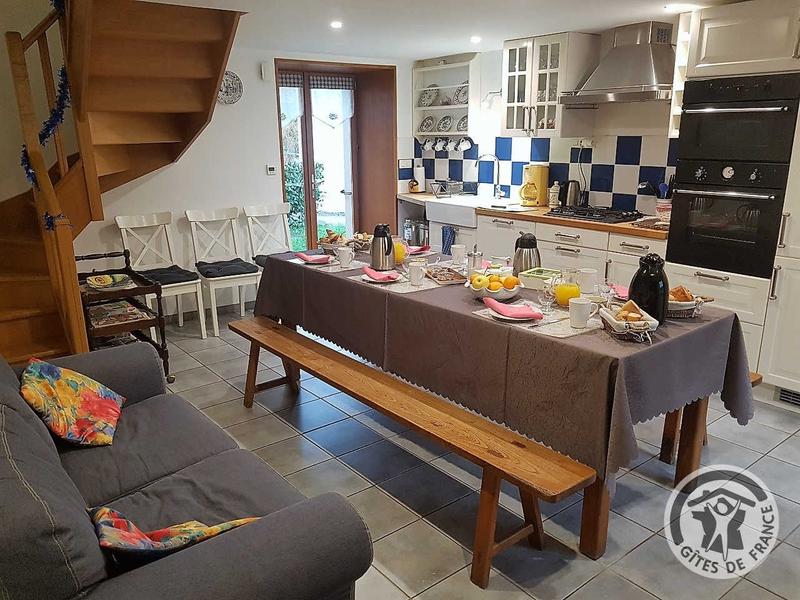Gîte/Maison de Vacances avec 4 chambres \'Le Clos du Jubin\' à Saint-Forgeux (Rhône, Beaujolais Vert, Sud de Tarare) : espace cuisine et espace repas dans la pièce de jour.
