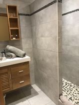 Salle de bains avec douche à l'italienne, meuble et vasque