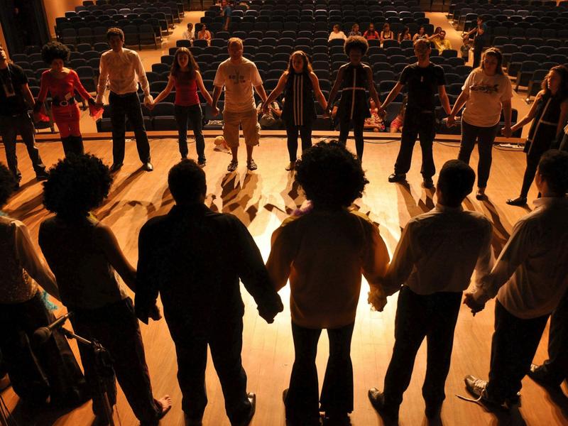 Personnes sur une scène de theatre