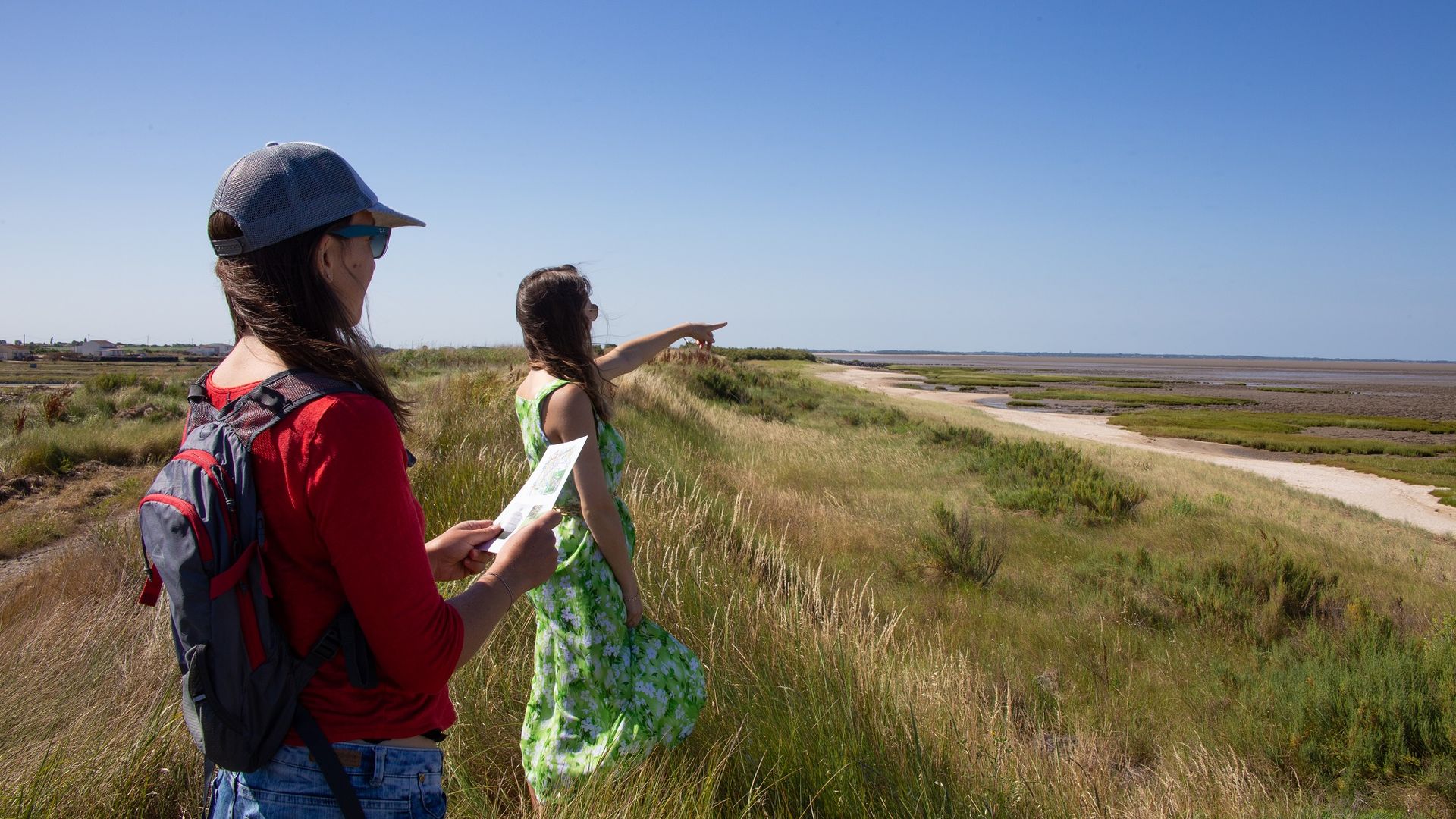 GR 8 ® - Le chemin littoral des falaises du Pertuis Breton : La Rochelle / L'Houmeau