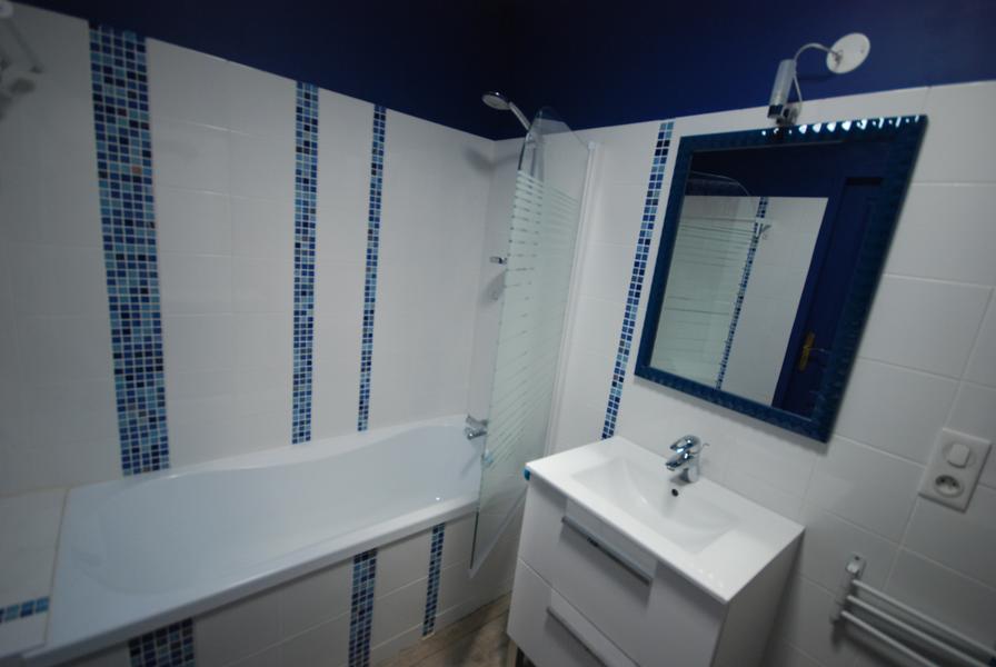 Une salle de bain avec une baignoire et un lavabo.