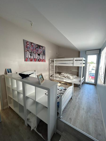 Une chambre avec deux lits superposés.