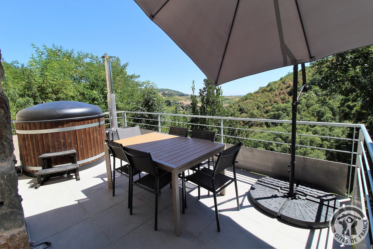 Gîte du Château St Jean sur les hauteurs de Beaujeu, en Beaujolais, dans le Rhône : la terrasse avec bain nordique.