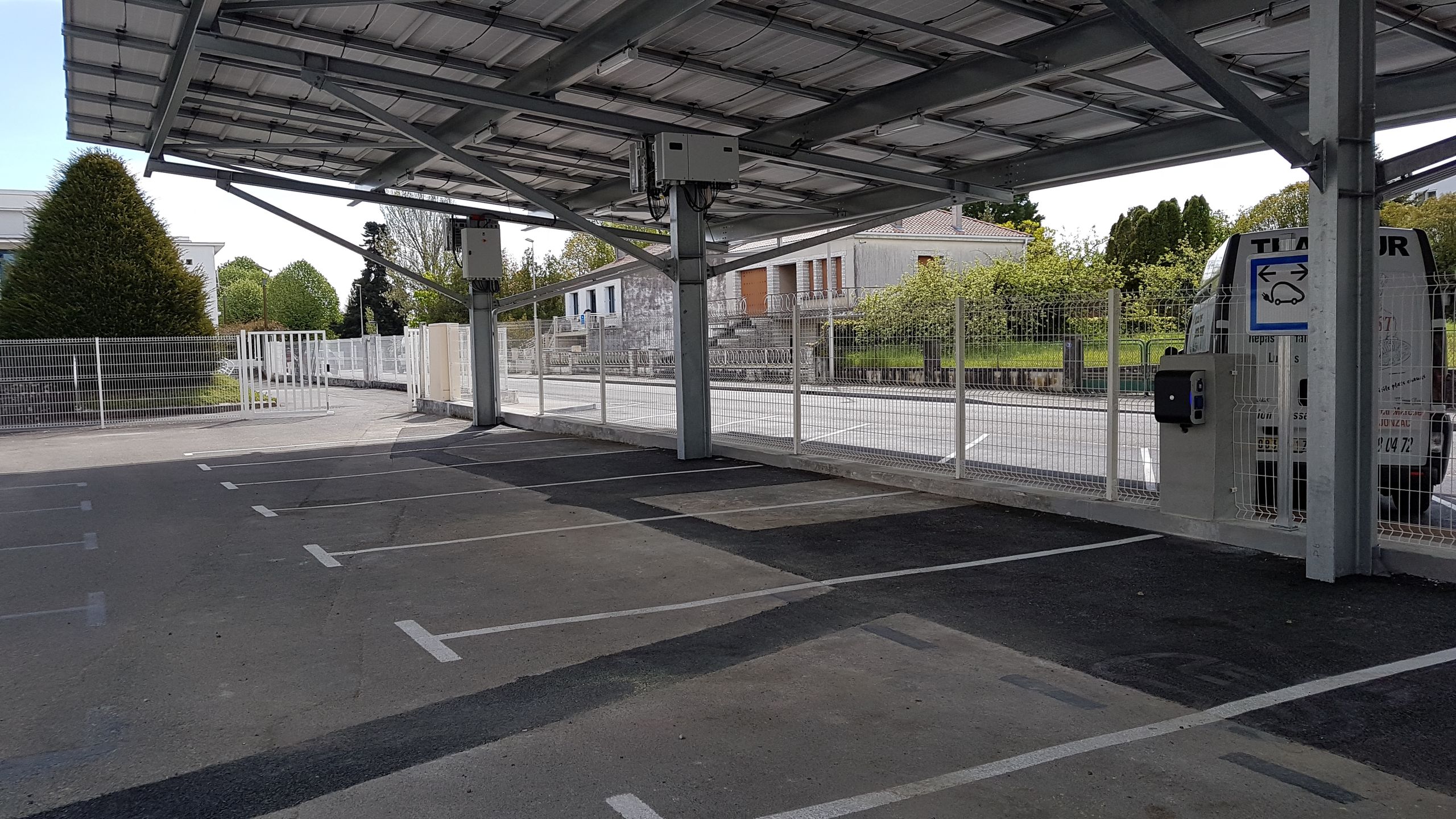 Parking du stade municipal de Jonzac - Bornes de recharge véhicule électrique