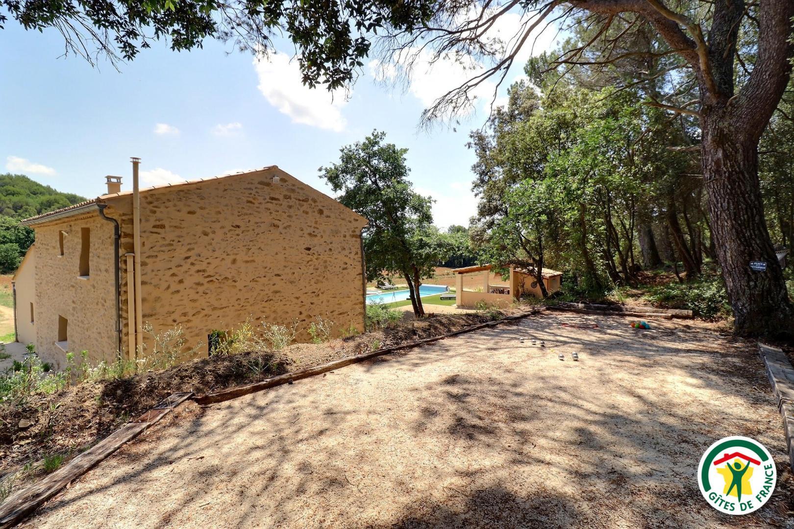 Le terrain de pétanque, équipé d'un éclairage