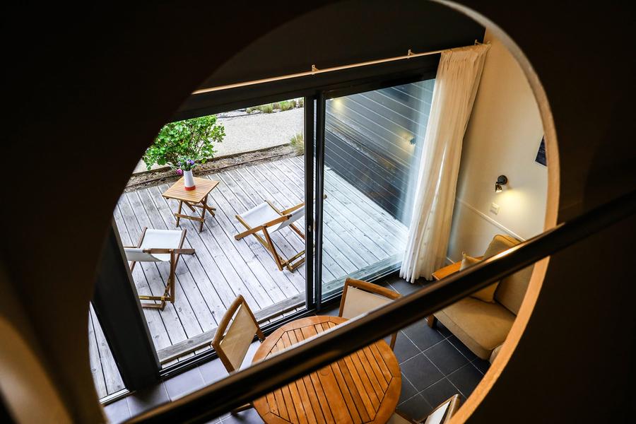Vue sur la salle de vie et la terrasse depuis la mezzanine du loft