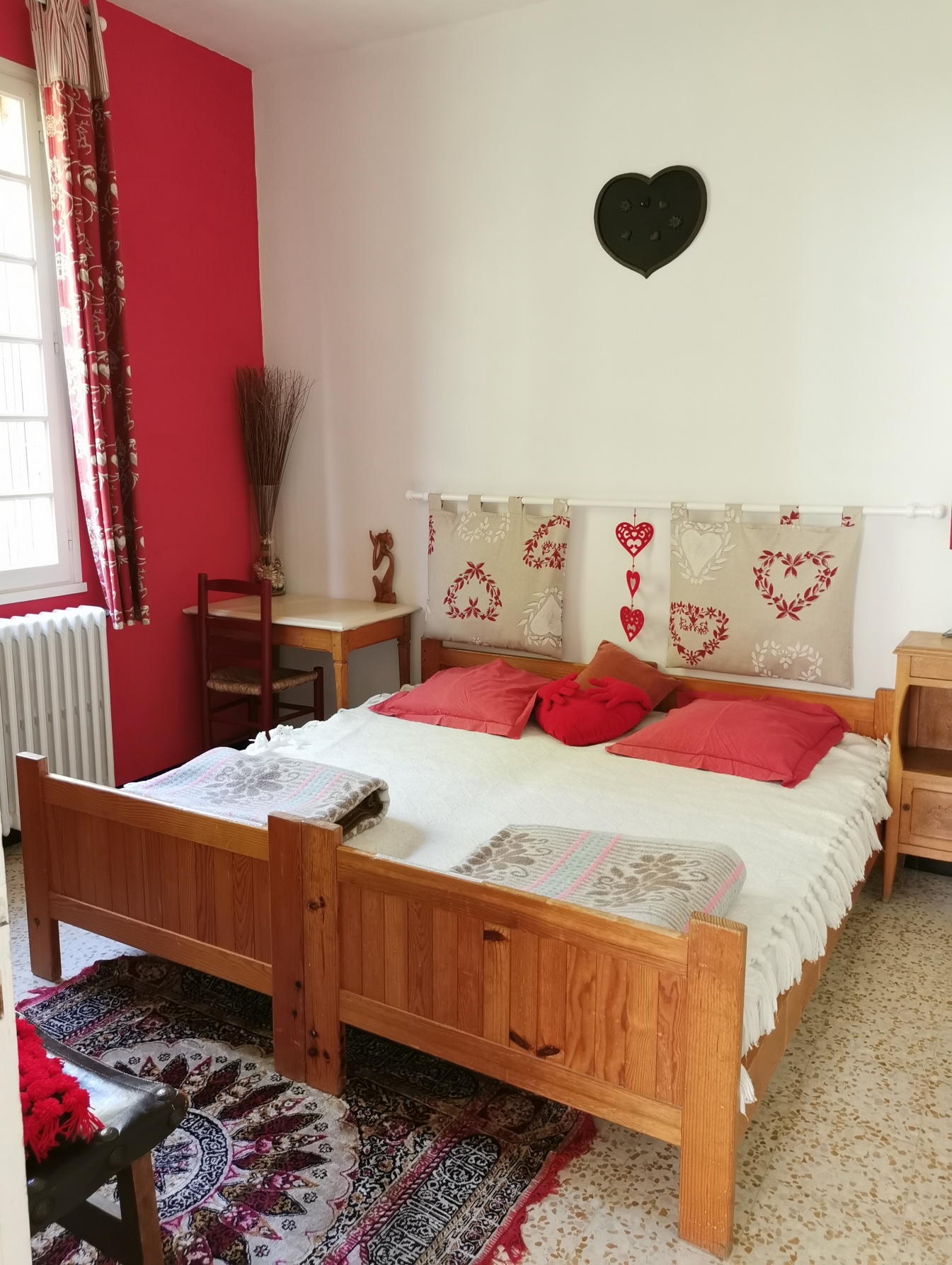 Chambre la rouge passion du gîte le Préfolet à Saint Martin en Vercors joliment décorée