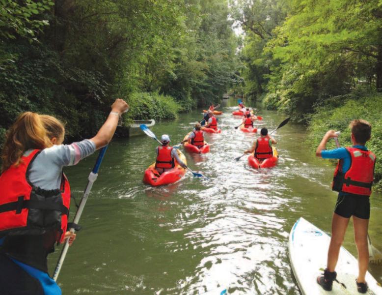 Groupe en stand up paddle et kayak pendant une randonnée nautique sur la Marne 