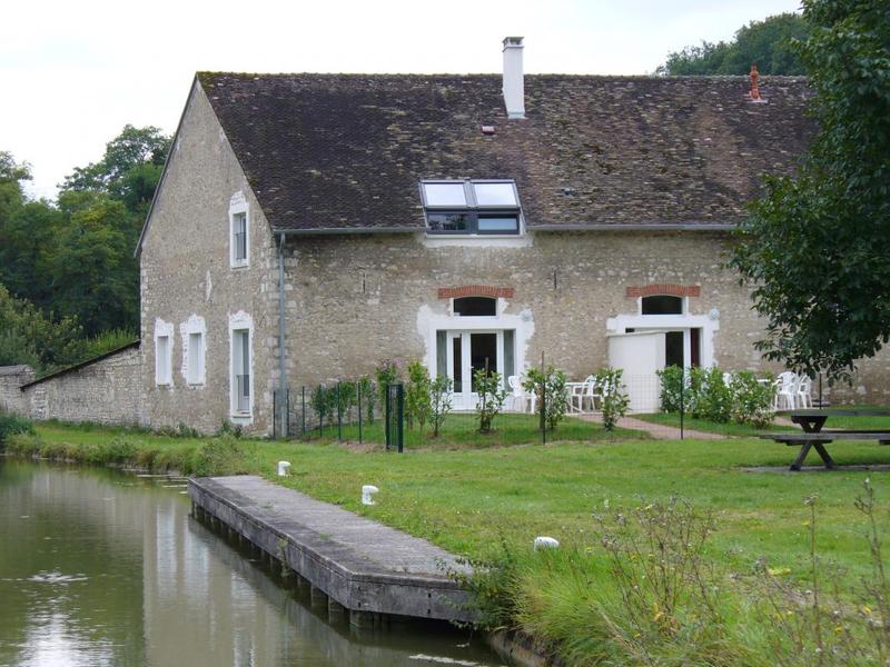 Vue de l'écluse de Beaumoulin
sur le gîte rural (n°255)
- La Madeleine sur Loing -