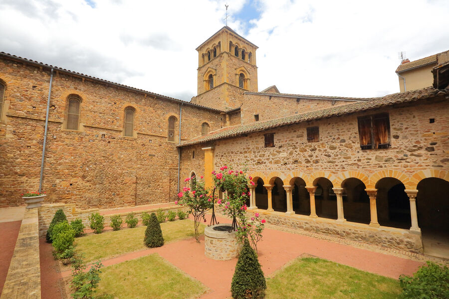 Prieuré de Salles Arbuissonnas