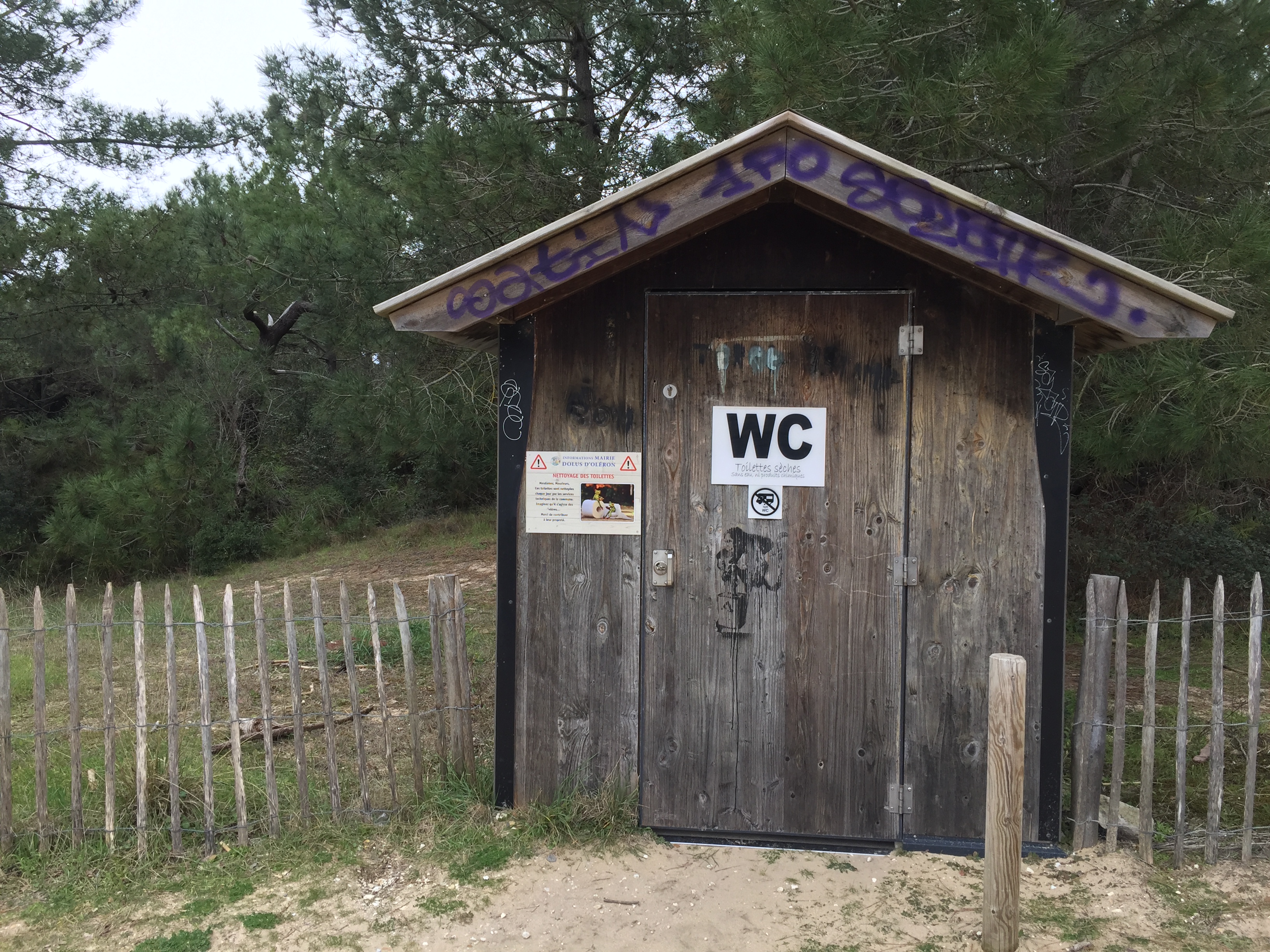 Toilettes sèches - Plage de Vertbois