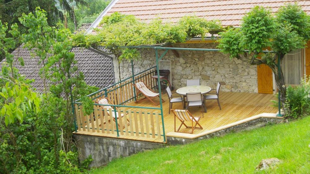 Vue sur la terrasse privative du gîte
