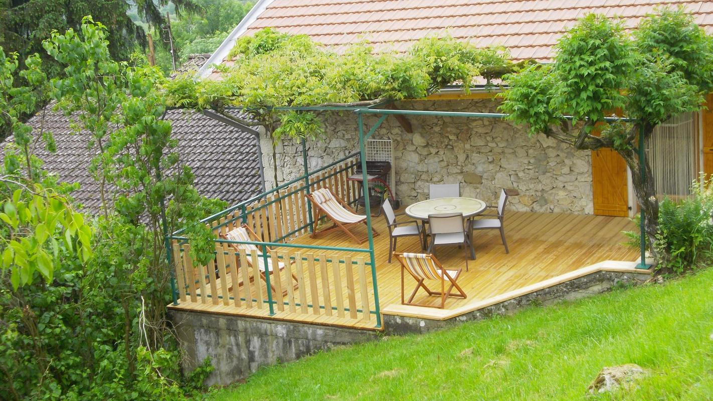 Vue sur la terrasse privative du gîte