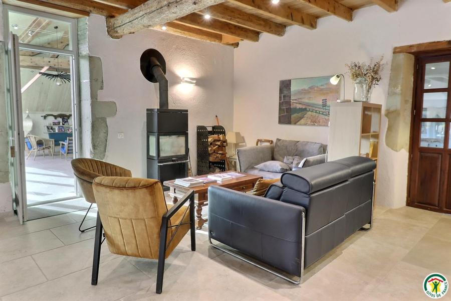 La pièce commune : coin salon, détente, piano et salle de petit déjeuner La pièce commune : coin salon, détente, piano et salle de petit déjeuner