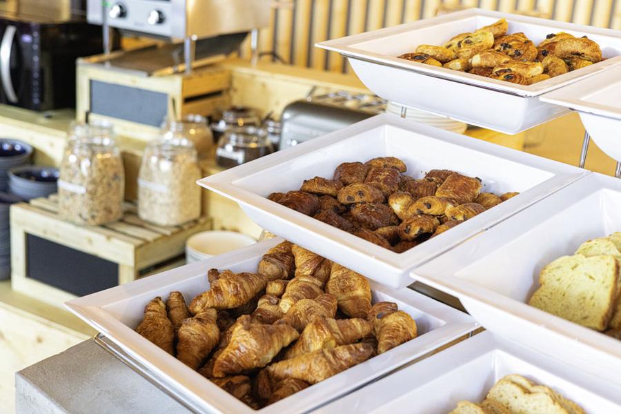 Des présentoirs avec mini viennoiseries.