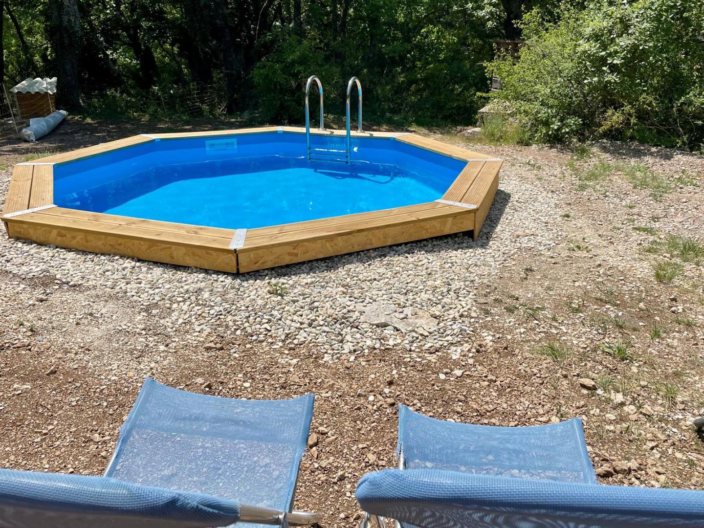 Une toute nouvelle piscine privée pour le logement, installée en juillet 2025, qui bénéficiera d'aménagements extérieurs plus cosy dès la saison estivale 2026.