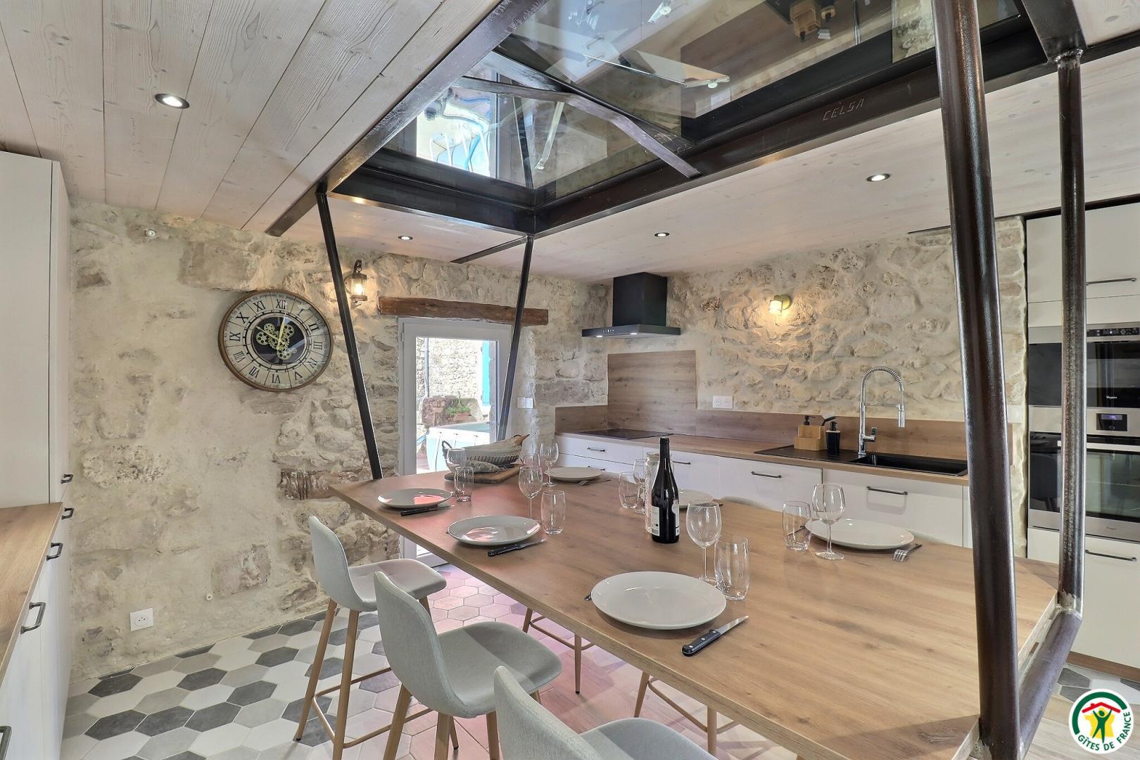 Cuisine équipée et espace repas