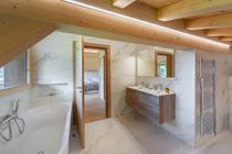 Salle de bains avec bagnoire, double vasque avec  son meuble et grand miroir, sèche serviettes