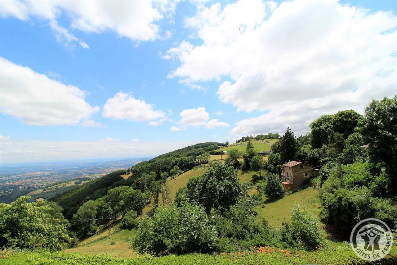 Gîte de Font Bénite à St André la Côte (Rhône, Monts et Coteaux du Lyonnais, Sud-Ouest de Lyon) : Vue du salon sur les monts du Lyonnais et la vallée du Rhône.