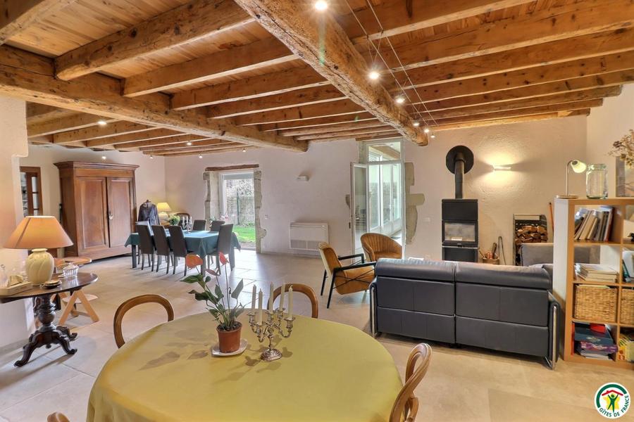 La pièce commune : coin salon, détente, piano et salle de petit déjeuner La pièce commune : coin salon, détente, piano et salle de petit déjeuner