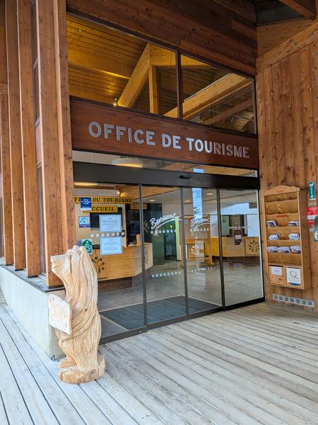 Entrée du Bureau d'informations touristiques du Grand-Bornand Chinaillon