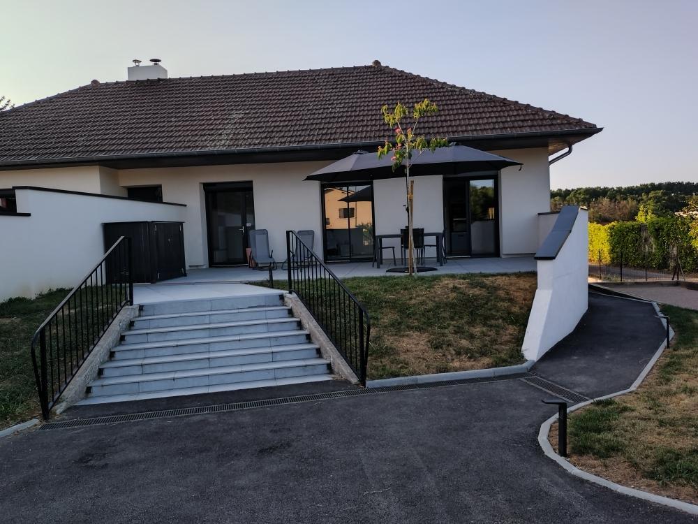 Gîte - 4 personnes - 1 chambre à Chaponnay dans la Plaine de Lyon, Sud-Est Lyonnais - Proximité d'Eurexpo - RHONE : la maison et son entrée.