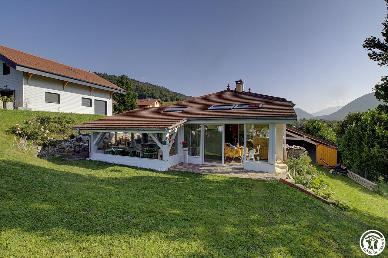 La chambre familiale est située dans la maison de la propriétaire, sur la commune de Montanges avec de beaux espaces verts.