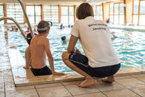 Maître-nageur et enfant à la piscine