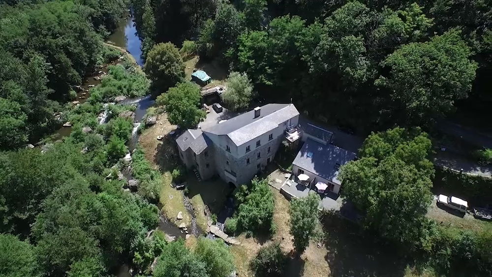 Le Moulin de Record vu du ciel avec le Pilou dans la bâtisse principale tout en haut à droite (avec la petite terrasse)