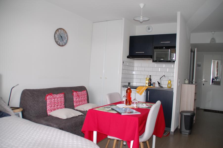 Pièce de vie avec table pour deux, kitchenette, BZ.