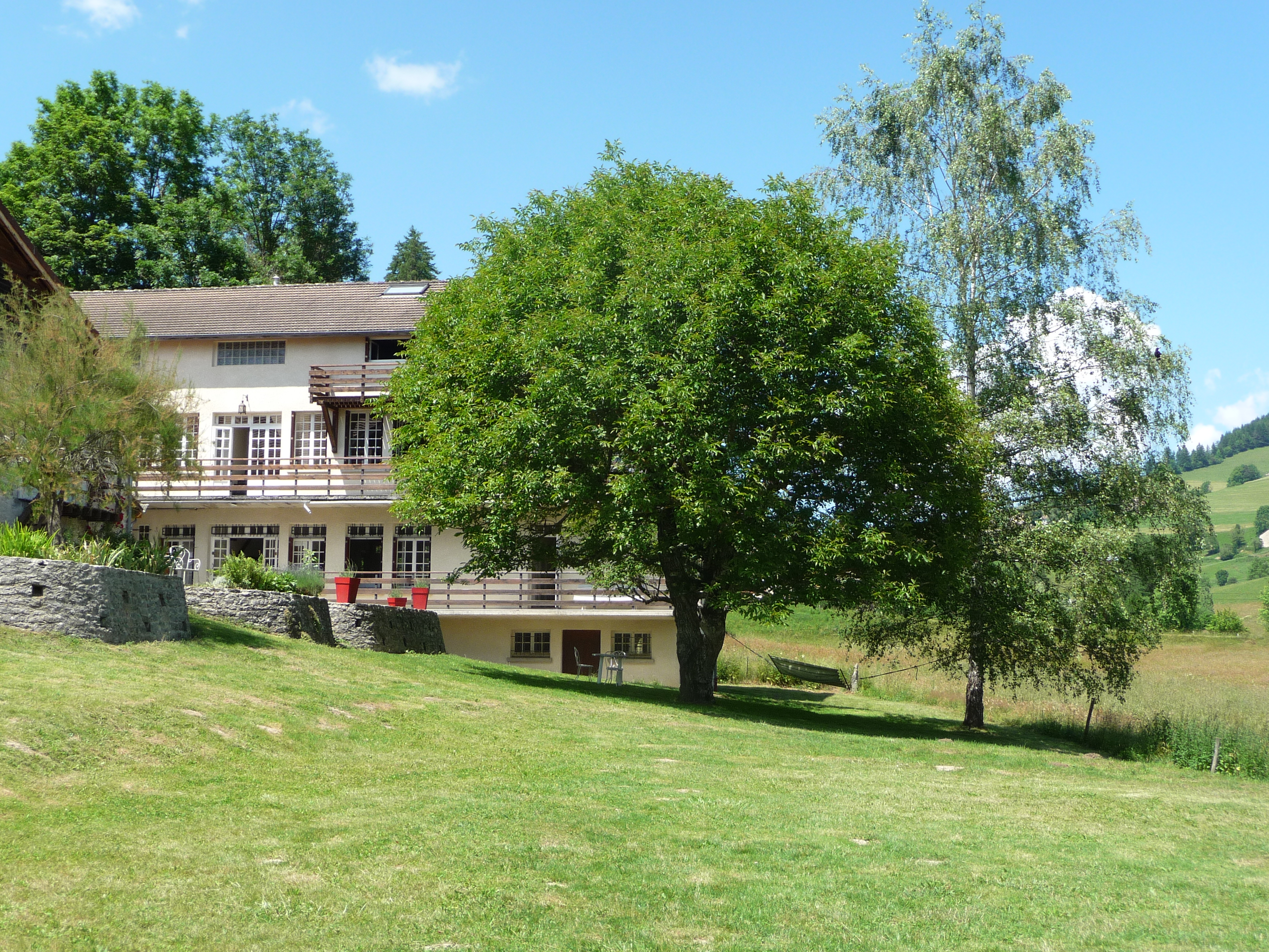 L'extérieur du gîte le Préfolet à Saint Martin en Vercors vue du pré