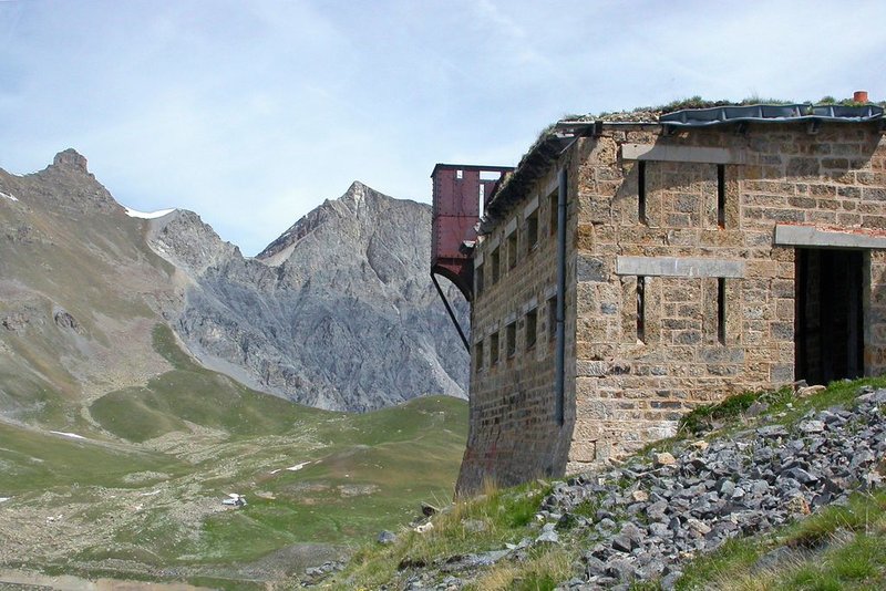 Le fort du Camp des Fourches avec sa tourelle métallique dite « Séré de Rivière ».