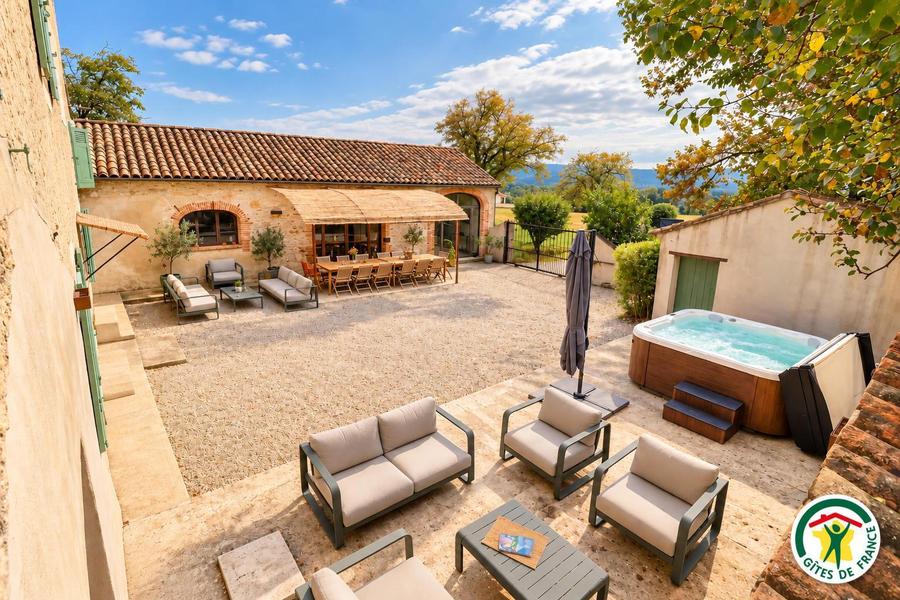 La cour close de 180m² avec le spa extérieur