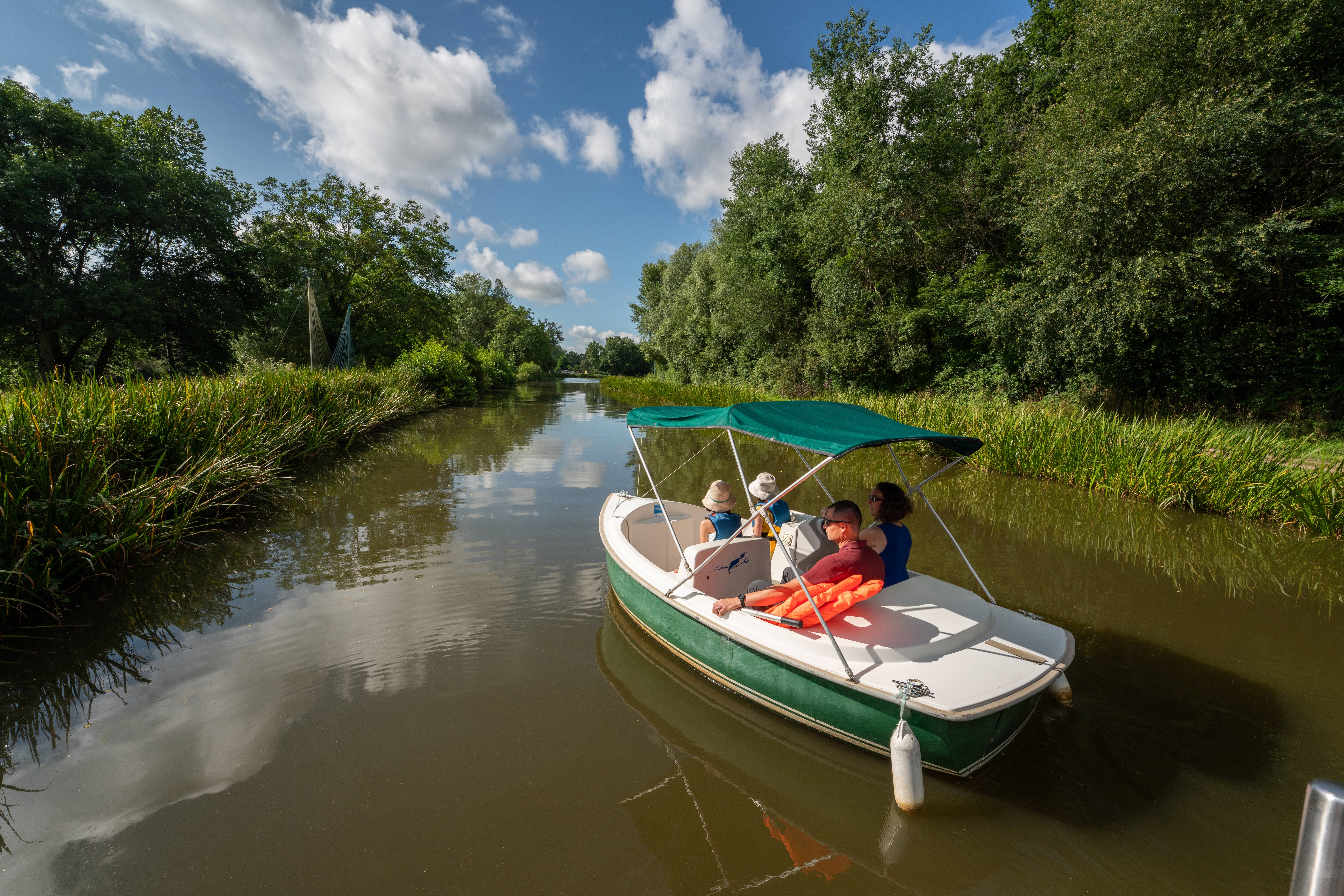 Promenades fluviales sur le Canal de Berry - Audes