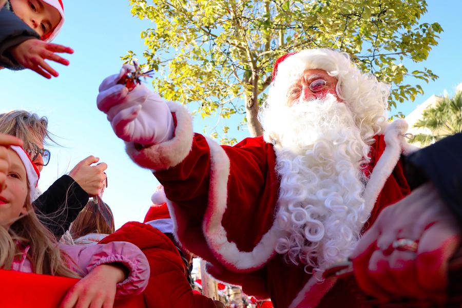Arrivée en bateau du Père Noël et de ses lutins
