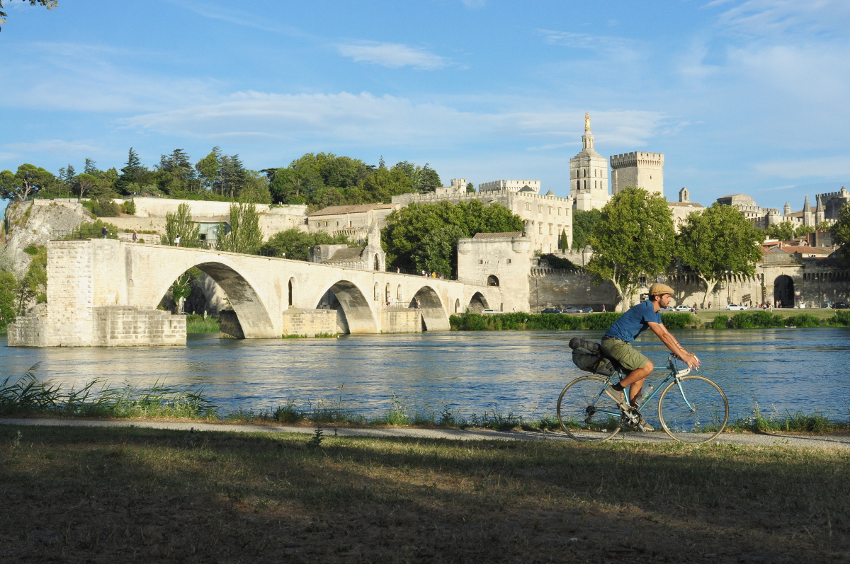 ViaRhôna à Avignon devant la cité des Papes © France Vélo Tourisme