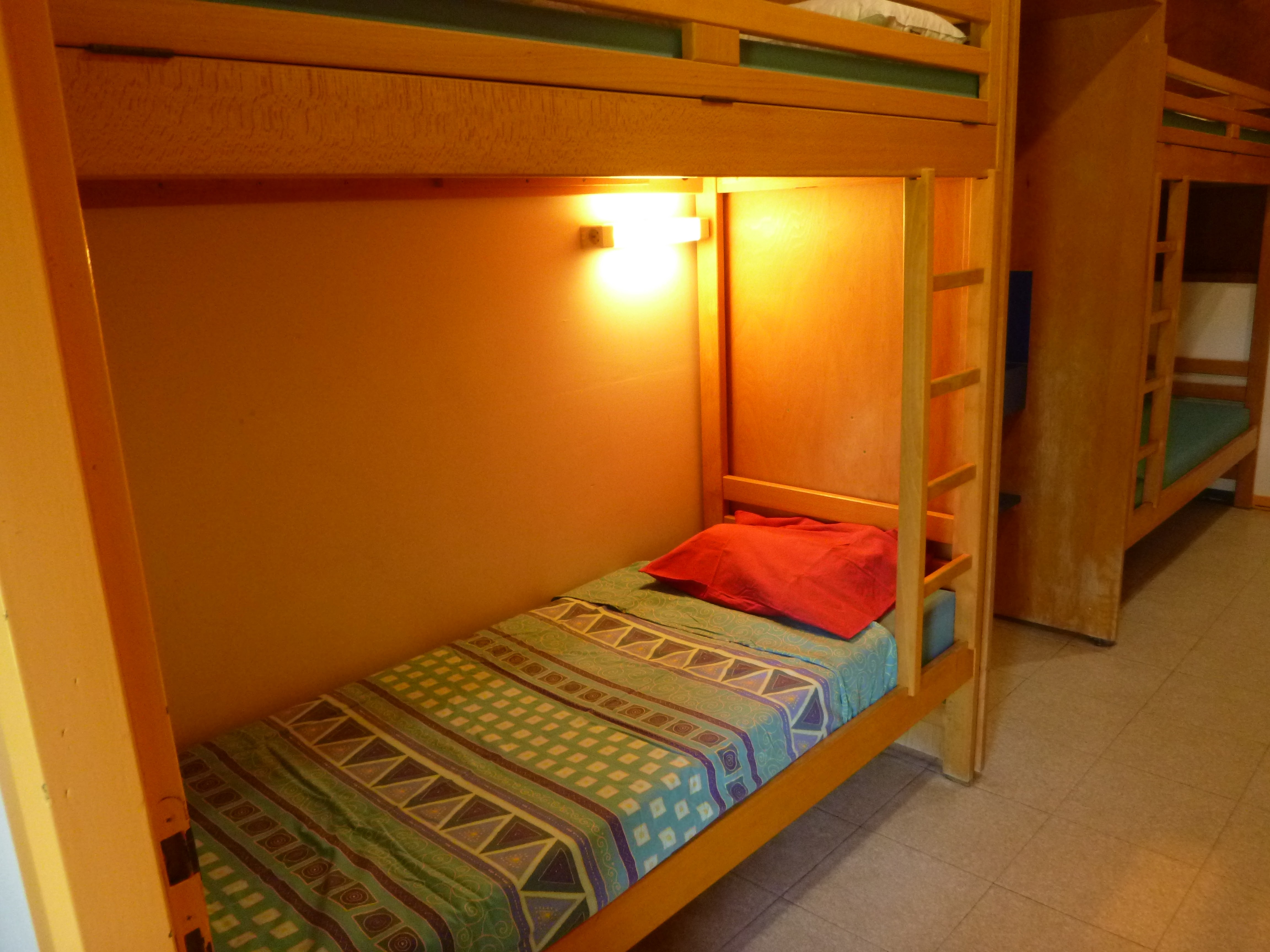 Une chambre dortoir de la Maison de l'aventure