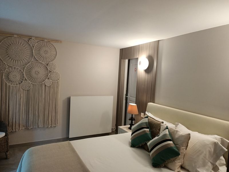 Chambre ocre