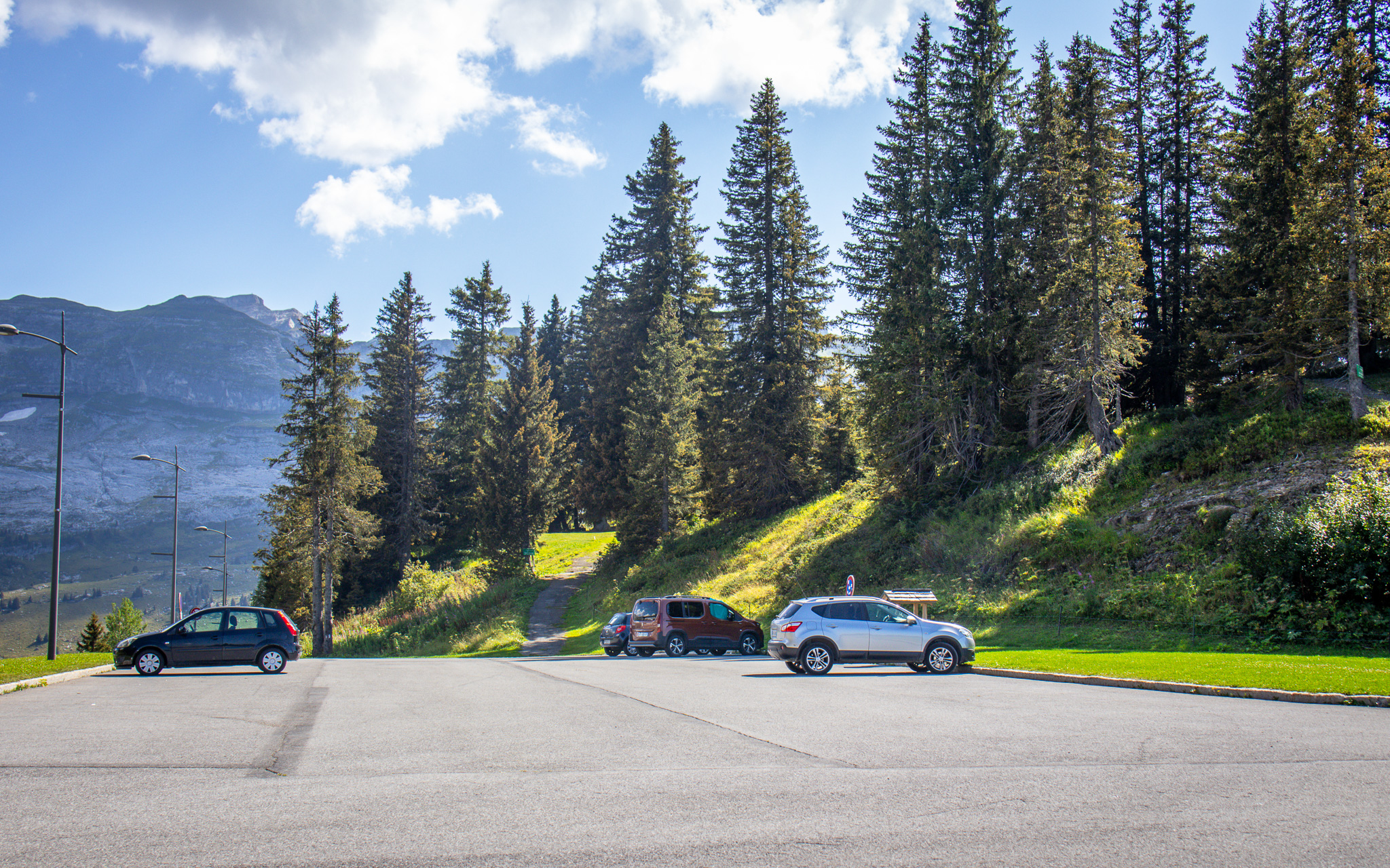 Overzicht van de parkeerplaats van de Col de Pierre Carrée