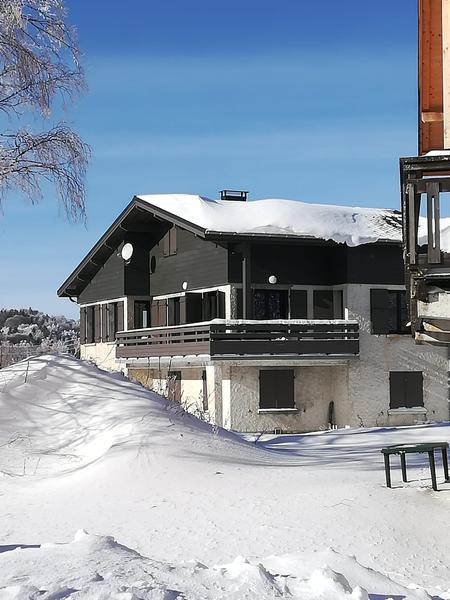 Vue chalet sous la neige