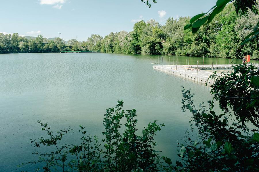 bassin de nage vue sur lac