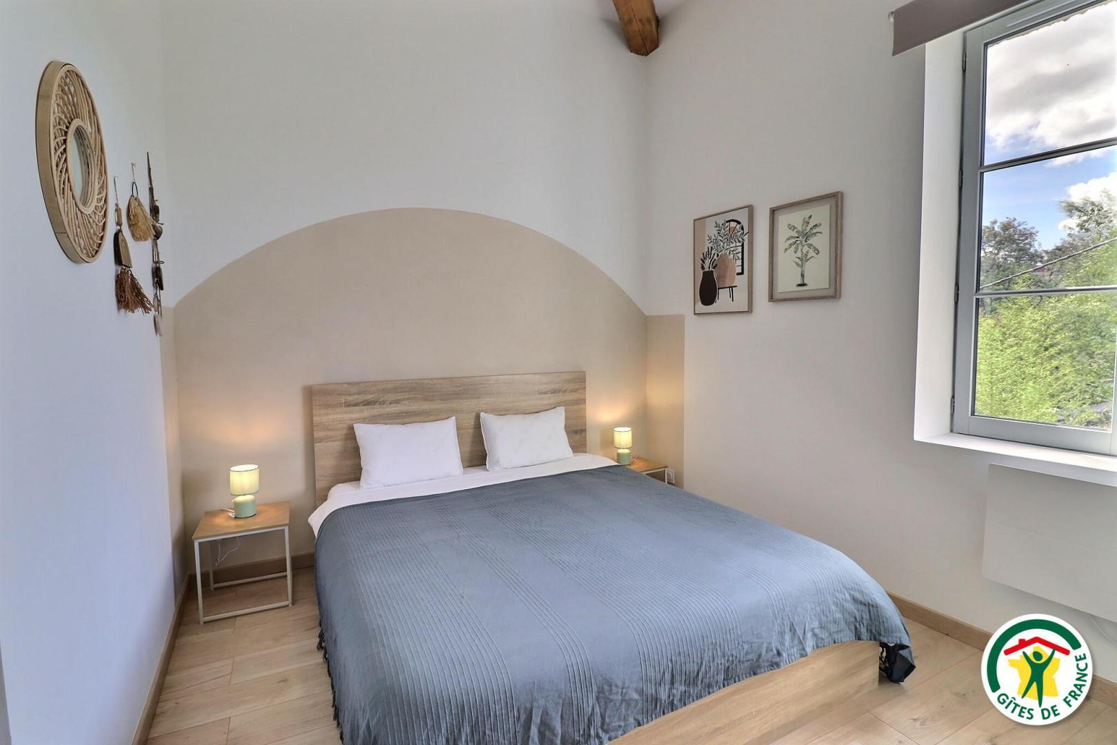 Lit queen size 160x200cm, fenêtre avec store, armoire avec penderie et étagères
