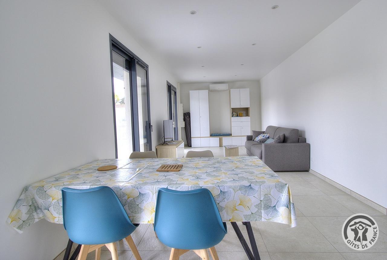 Gîte - 4 personnes - 1 chambre à Chaponnay dans la Plaine de Lyon, Sud-Est Lyonnais - Proximité d'Eurexpo - RHONE : le coin repas et le coin salon.