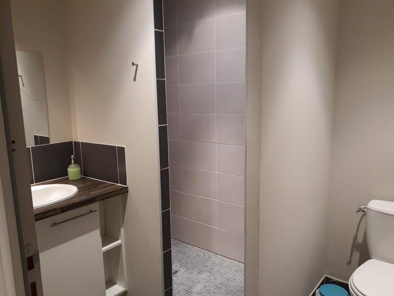 Salle de bain framboise