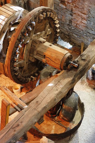 Visite du moulin à huile de noix d'Aigueblanche et démonstration de pressées d'huile
