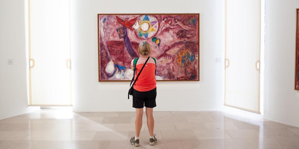 Visiteur devant l'oeuvre de Marc Chagall, "Le Cantique des Cantiques V" (1965-1966, huile sur papier rentoilé). 